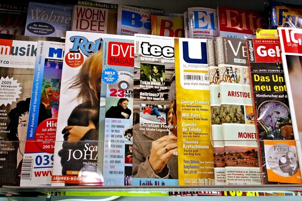 Comment les magazines de mode adaptent-ils leur contenu au public international ?
